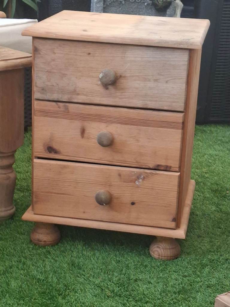 Small Wooden Chest of Drawers / Bedside Table