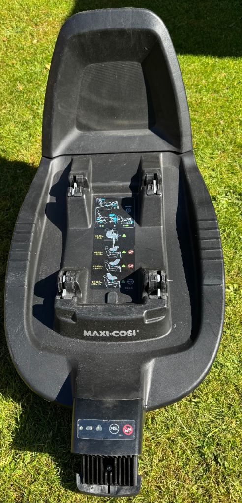 Maxi-Cosi Pebble Plus Car Seat with ISOFIX Base – Good Condition