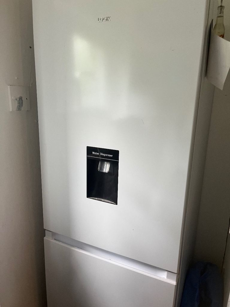 Beko Freestanding Fridge Freezer with Water Dispenser – White, Good Condition