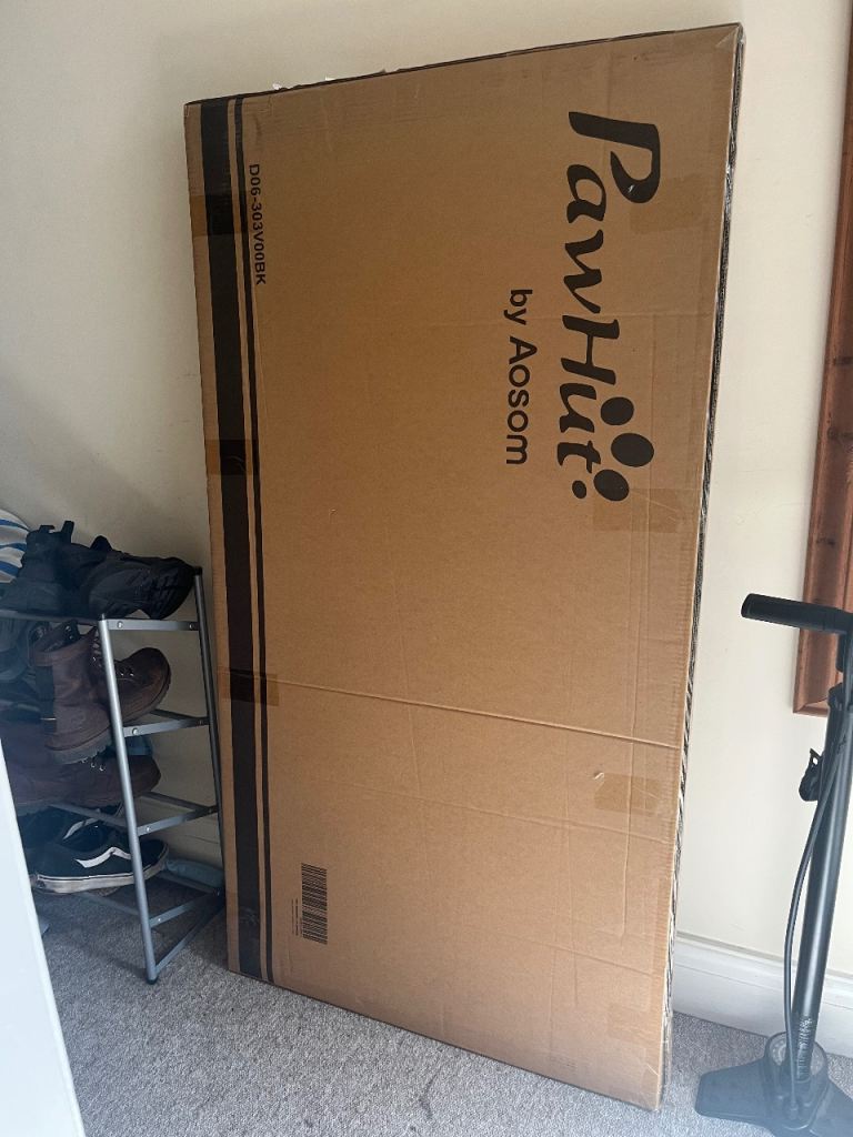 Brand new still in box tall pet gate height 130cm, width 81cm-108cm