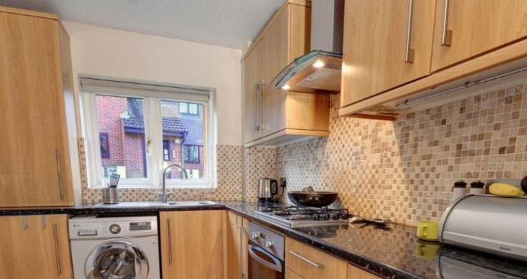 1 BEDROOM FLAT TO LET 