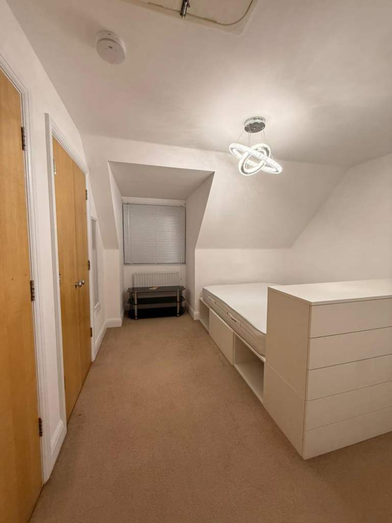 Double Rooms with Home Office Available - Newly Refurbished House | Horsham