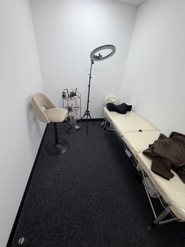Beauty  room / commercial room to rent 