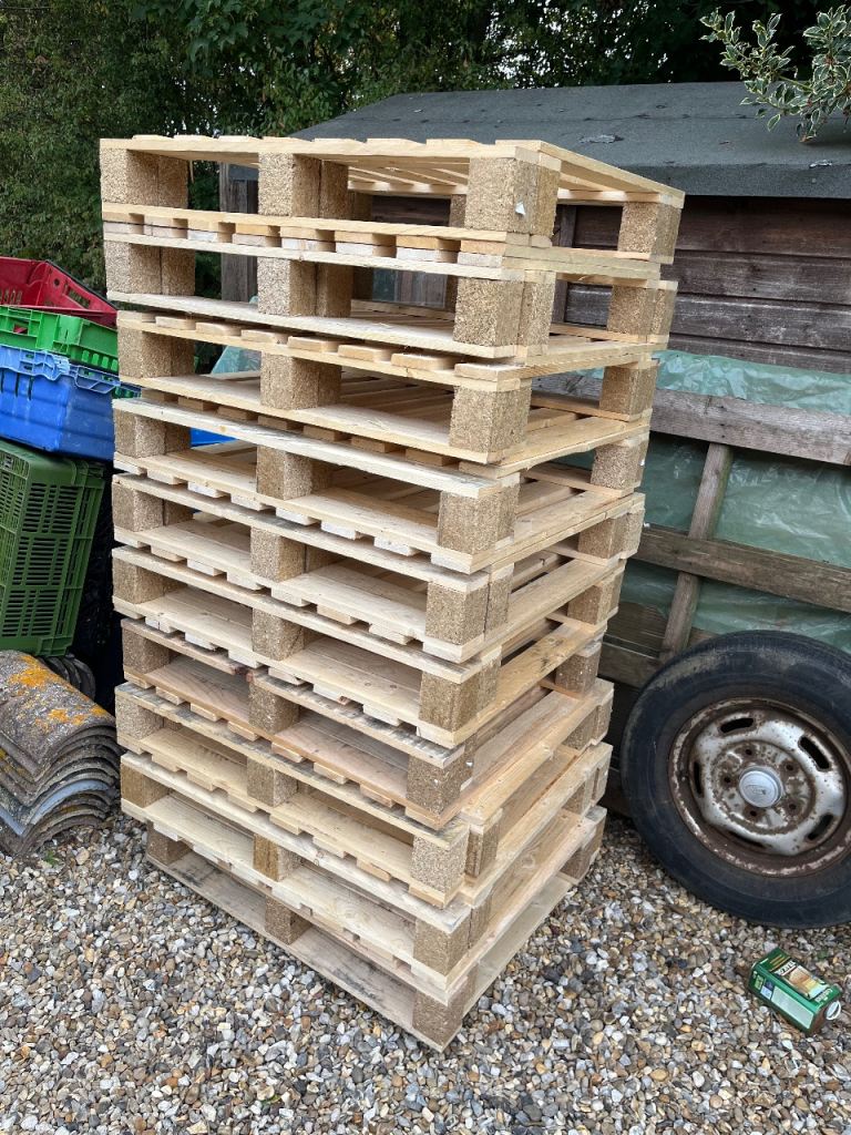 20 brand new 70x90cm Wooden Pallets, delivery is possible to Suffolk and Essex 