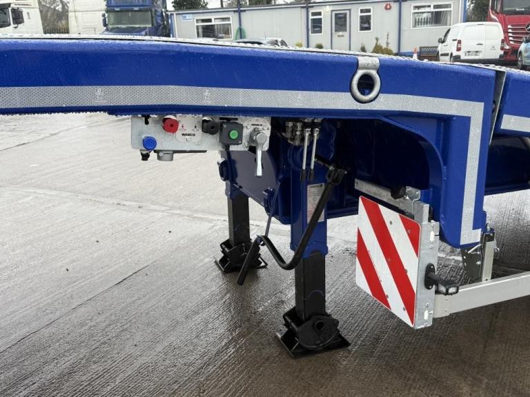 MAC 3 AXLE LOWLOADER WITH LIFTING DECK 