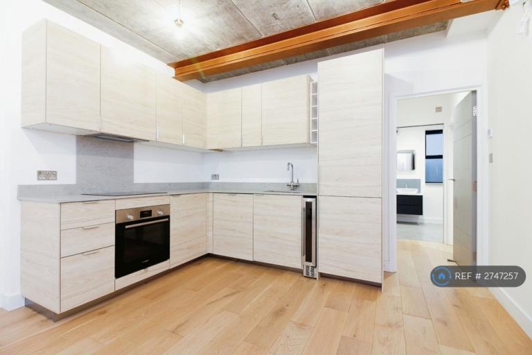 1 bedroom flat in Mount Mews, Hampton, TW12 (1 bed) (#2747257)