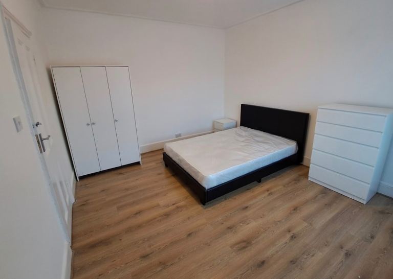 Bright Double Room – Tooting Broadway – 2 Minutes to Tube – 10 /11Months – Female Only