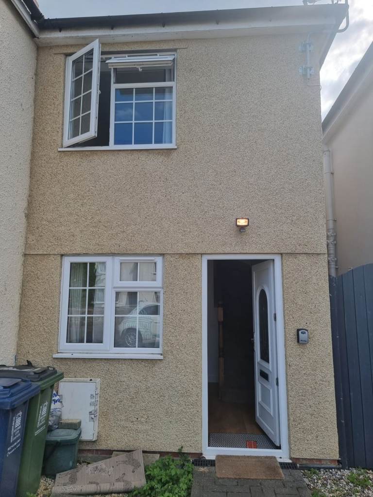 2 Bedroom House on Marshall Road. Available now. £1675pcm not including bills 