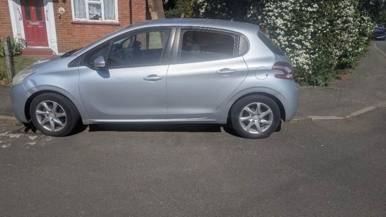 Peugeot, 208, Hatchback, 2012, Manual, 1199 (cc), 5 doors
