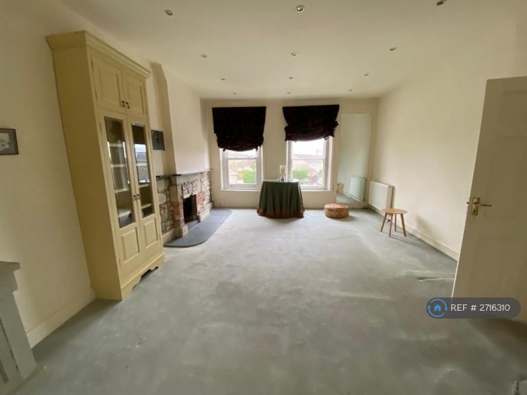 1 bedroom flat in High Street, Tisbury, Salisbury, SP3 (1 bed) (#2716310)