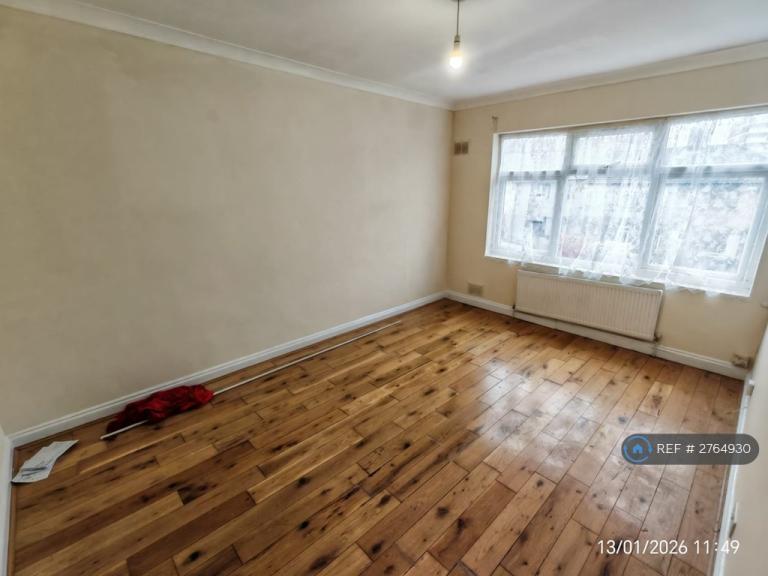 2 bedroom flat in Abbs Cross Lane, Hornchurch, RM12 (2 bed) (#2764930)