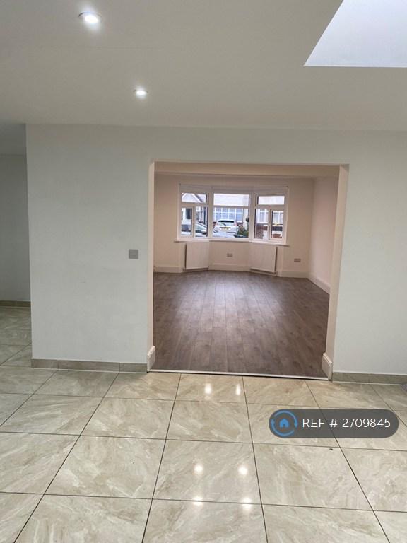 3 bedroom house in Roseheath Road, Hounslow, TW4 (3 bed) (#2709845)