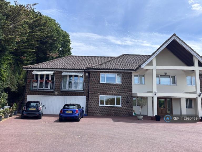 3 bedroom flat in Wilmerhatch Lane, Epsom, KT18 (3 bed) (#2920489)