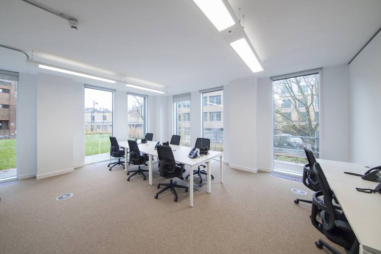 Uxbridge - UB8 1JG \ Private Office with 4 Desks