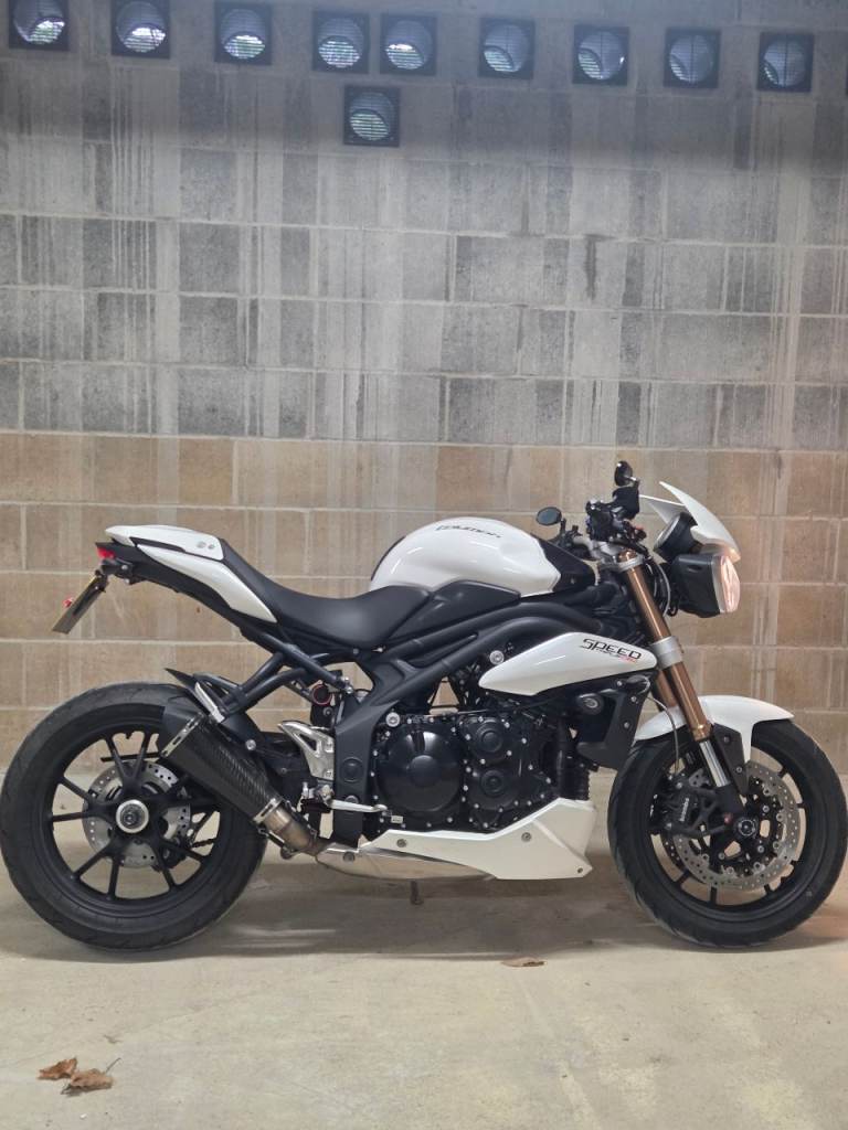 Triumph speed triple 1050 2012-Low mileage, excellent condition 