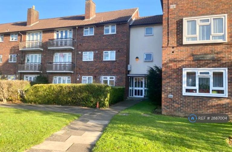 3 bedroom flat in Springwell Court, Hounslow, TW4 (3 bed) (#2887004)