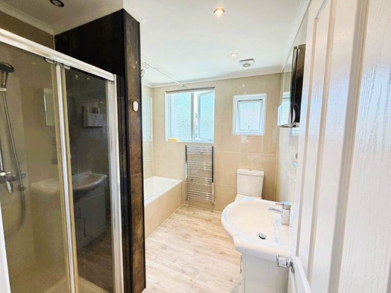 4 Bedroom 2 Receptions 2 Bathroom - Brentmead Gardens, London NW10 7DT