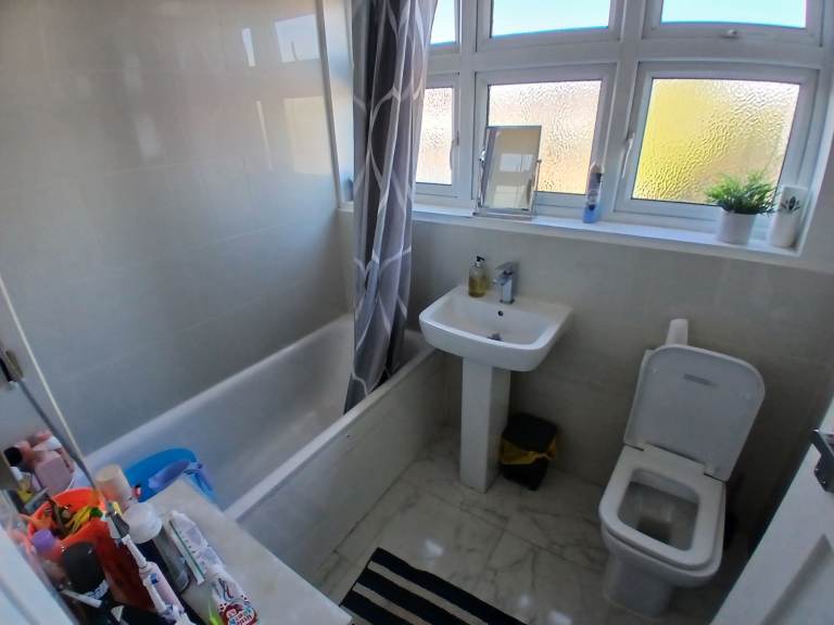 Spacious Single Room With ALL BILLS INCLUDED in Cheam Area In Sutton