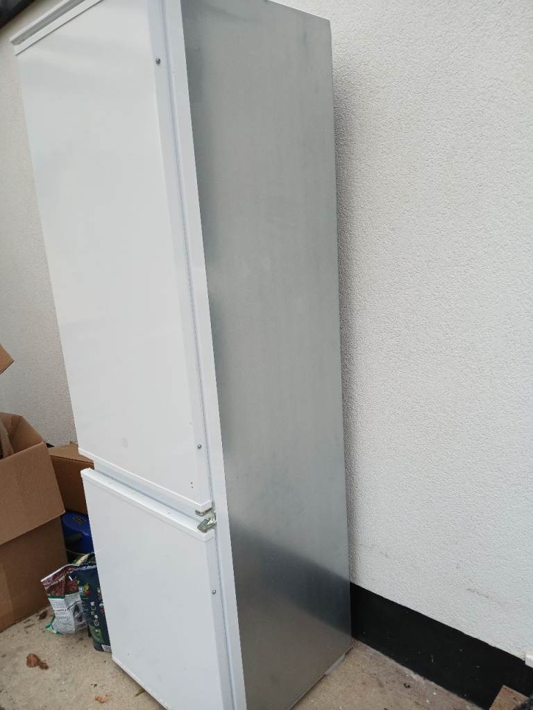 AEG 30/70 INTERGRATED FRIDGE