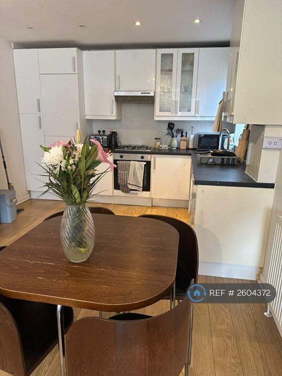 2 bedroom flat in Garfield Mews, London, SW11 (2 bed) (#2604372)