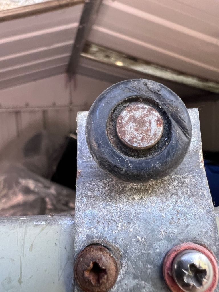 Metal door runner 