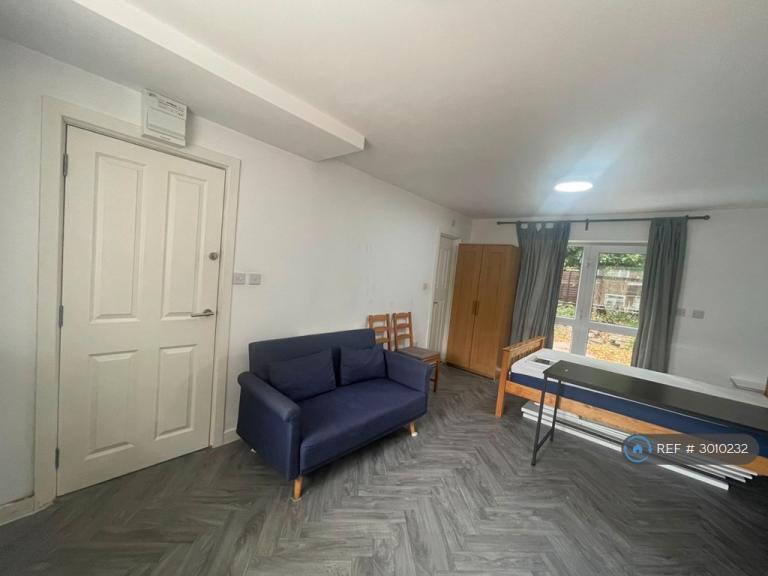 Studio flat in Roman Way, Birmingham, B15 (#3010232)