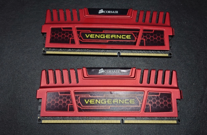 Corsair Memory Vengeance Red 16GB (2 x 8GB) DDR3 1600MHz CAS 8