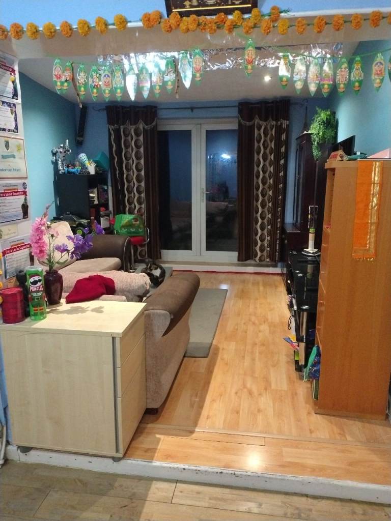 Spacious 5 Bed house to let with big car park and garden, easy access to town center