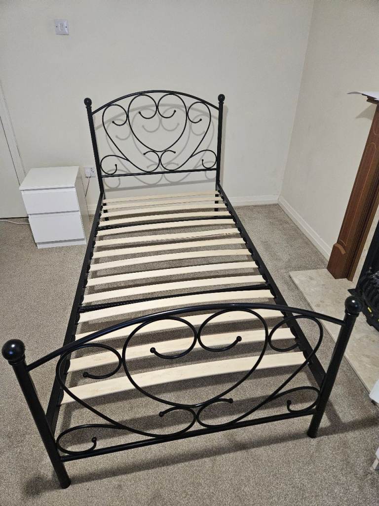 Single Metal Bed Frame – Strong & Clean – easy assembly and disassembly - Quick sale