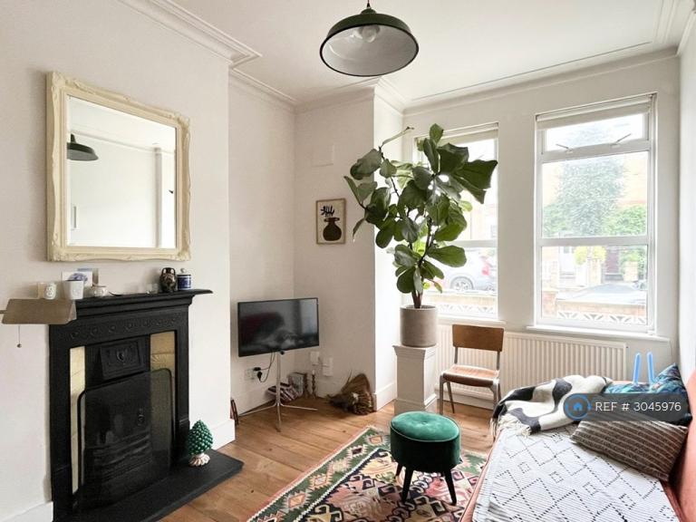1 bedroom flat in Radford Road, Hither Green, SE13 (1 bed) (#3045976)