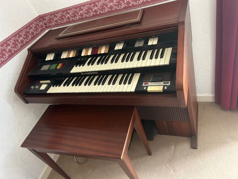 Vintage Hammond Organ with Bench – Good Condition
