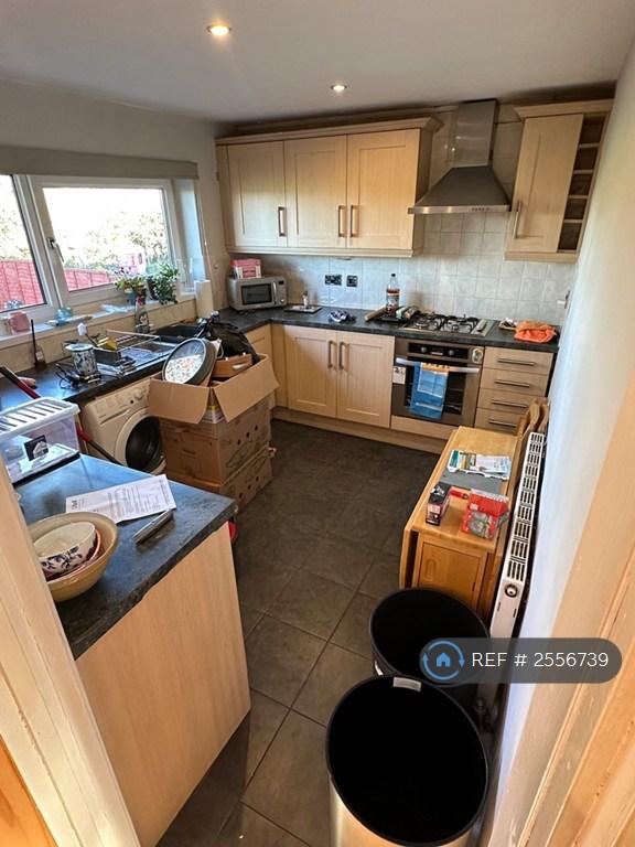 2 bedroom flat in Great Hoggett Drive, Beeston, Nottingham, NG9 (2 bed) (#2556739)