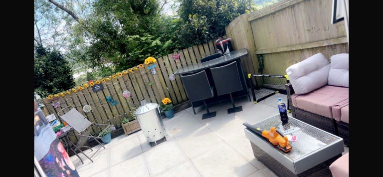 Garden outside bar with 3 stools