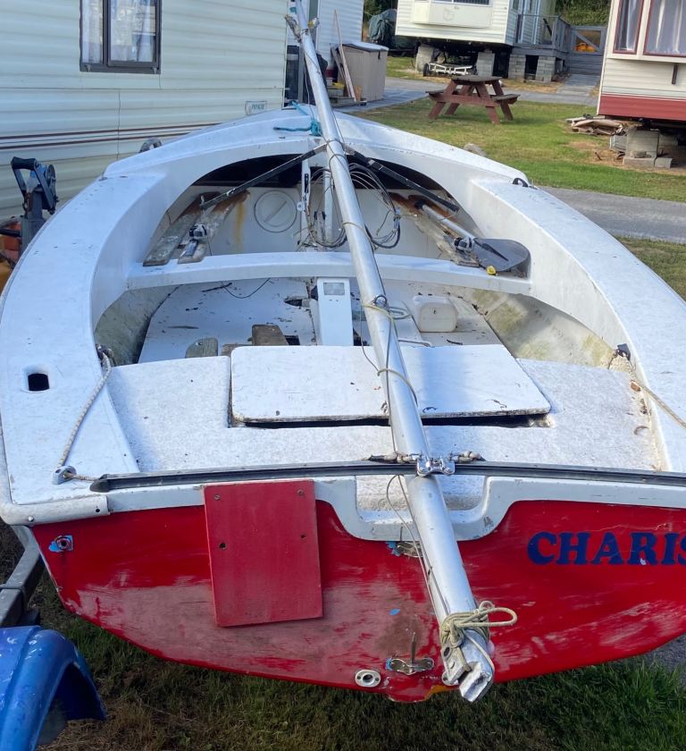 Sailing Dinghy with galvanised Trailer and Rigging – Red, Fair Condition