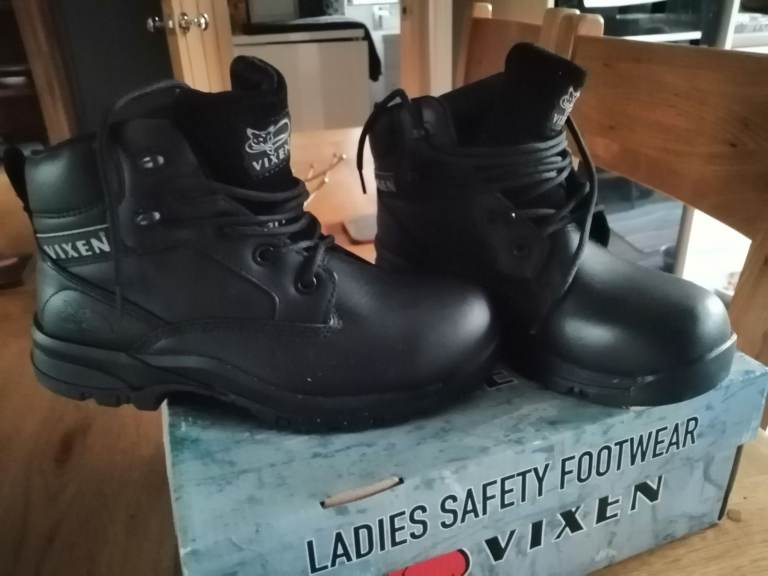 Ladies safety boots