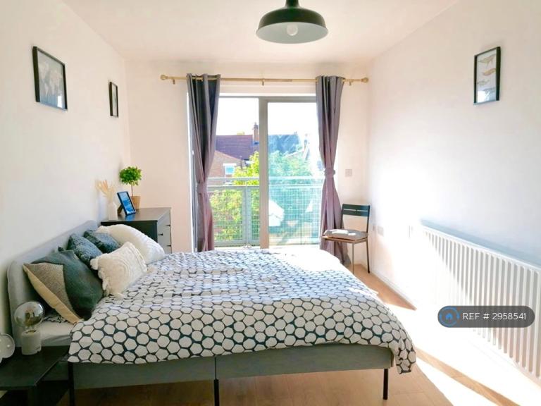 3 bedroom flat in Dagmar Court, London, N15 (3 bed) (#2958541)