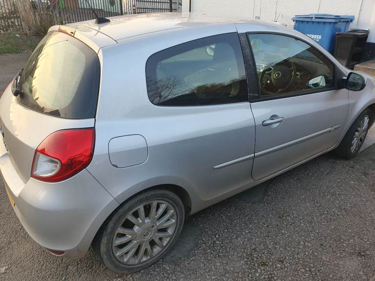 2011 clio  absolute bargain 