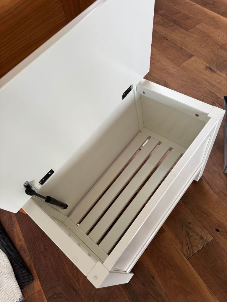 White Hallway Storage Bench with Coat Rack (Hemnes) – Good Condition