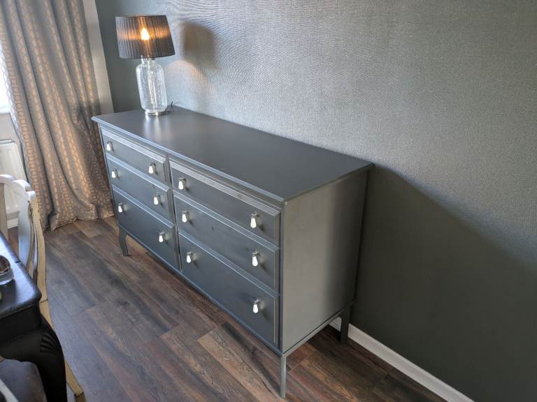 Sideboard / Chest of drawers