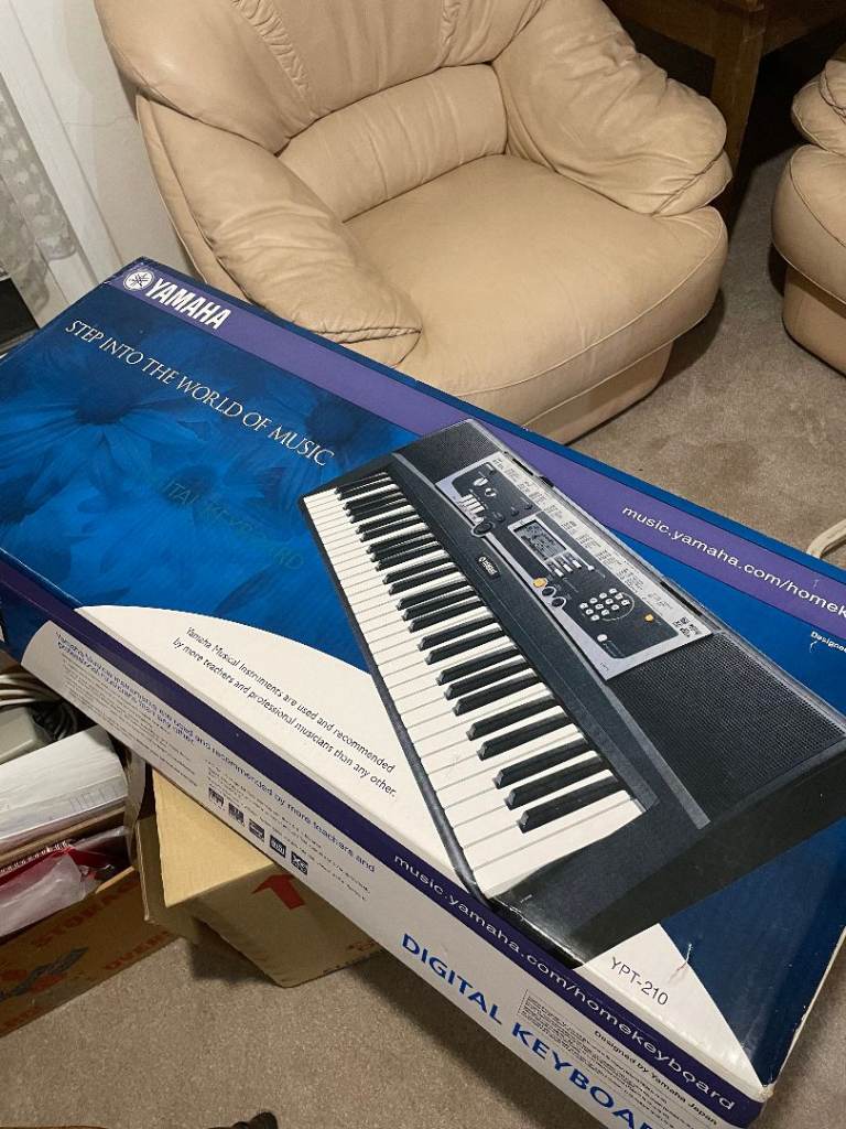 Yamaha YPT-210 Digital Keyboard with Stand - Great Condition
