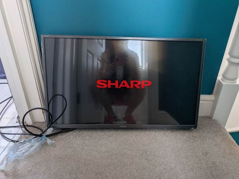 Sharp 32-inch LED Colour TV LC-32DHG6061K – Good Condition