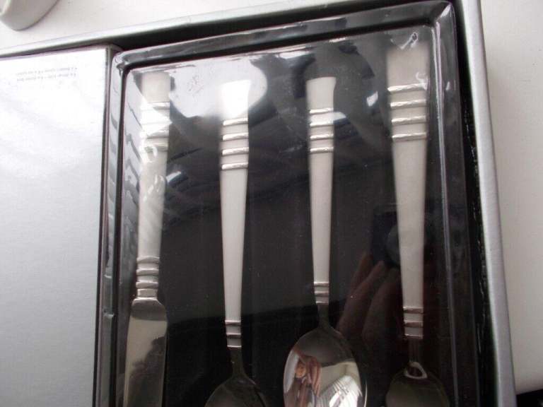 image for 16 PIECE CUTLERY SET BNIB