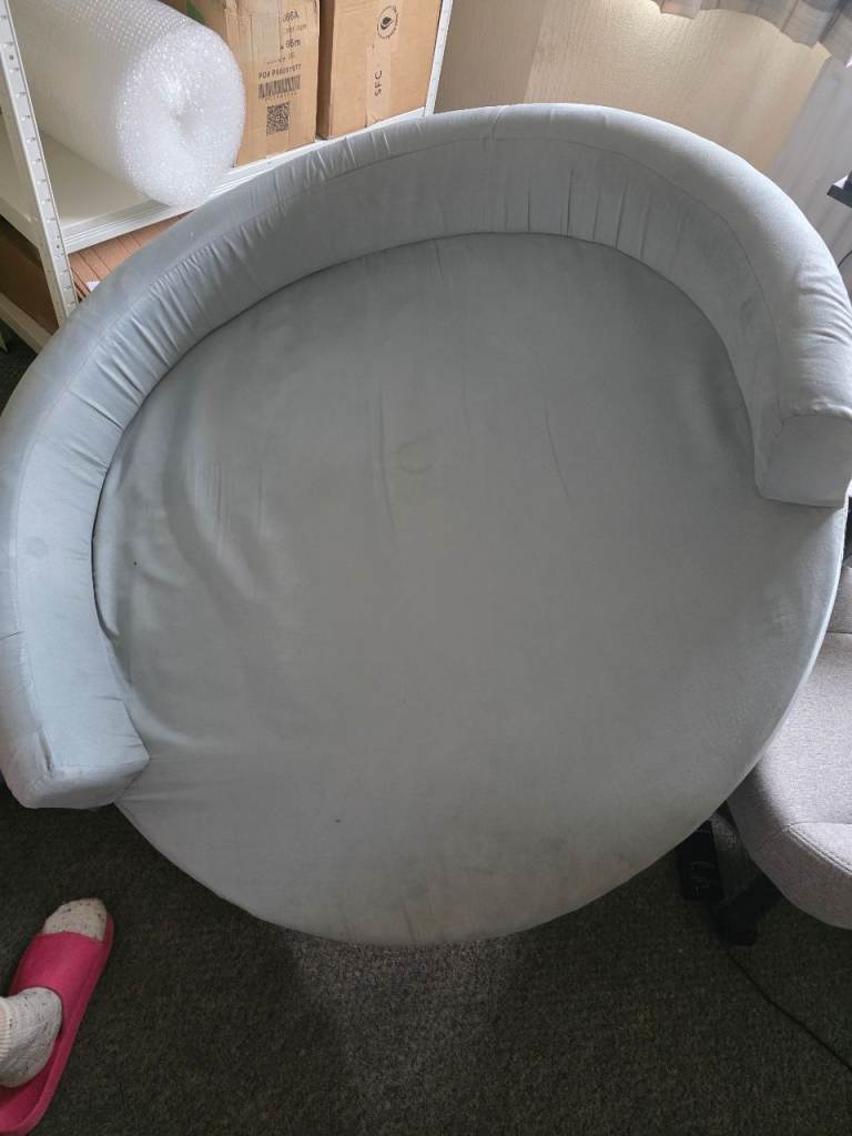 Dog bed to give away. Memory foam. Diameter 125cm.