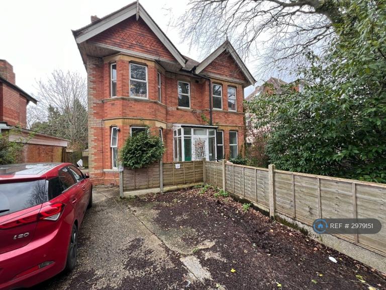 2 bedroom flat in Richmond Park Road, Bournemouth, BH8 (2 bed) (#2979151)