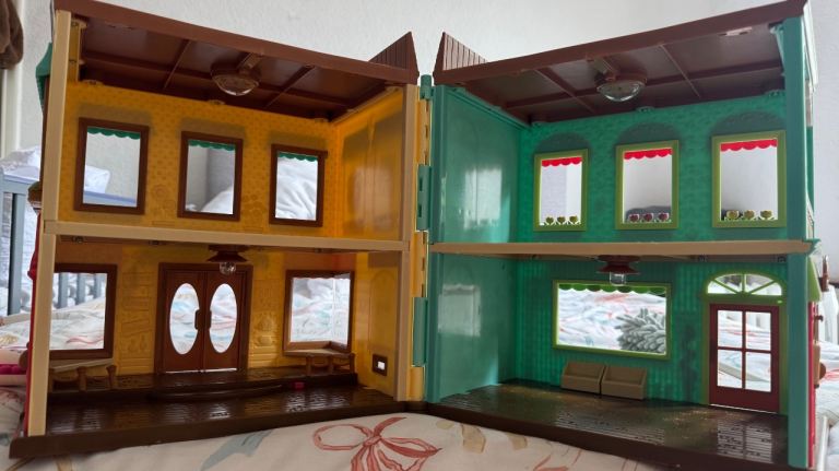 Honeysuckle Market Square Toy Shop Playset – Good Condition