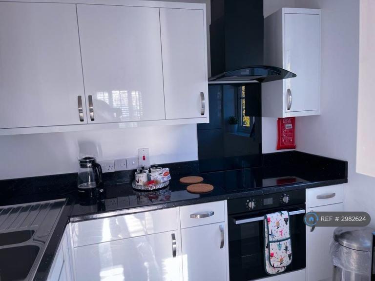 1 bedroom flat in Centre Reach, Southend-On-Sea, SS2 (1 bed) (#2982624)