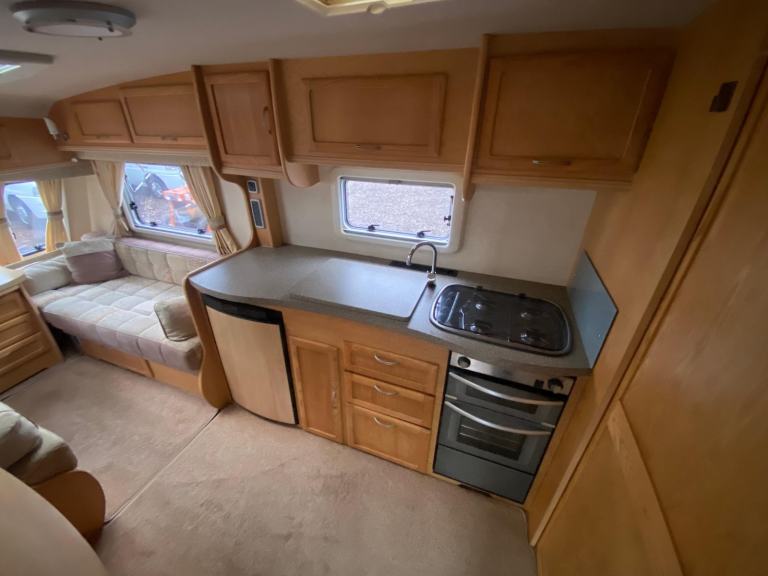 VANMASTER ACCOLADE 520 - 2010 - 2 BERTH - END WASHROOM - MOVER - PRISTINE 