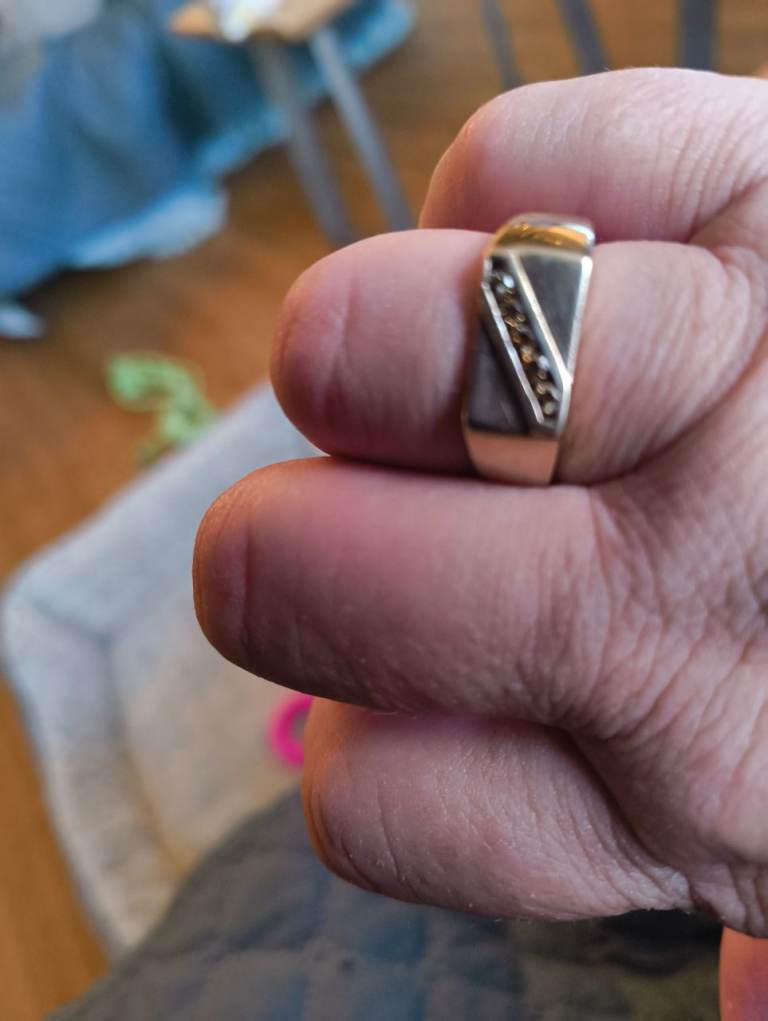 Men's 9 CRT gold ring with chocolate diamonds