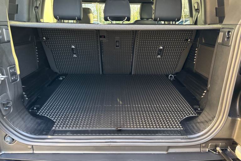 2025 Land Rover Defender 110 3.0 D250 MHEV X-Dynamic SE Auto 4WD Euro 6 (s/s) 5dr SUV Automatic