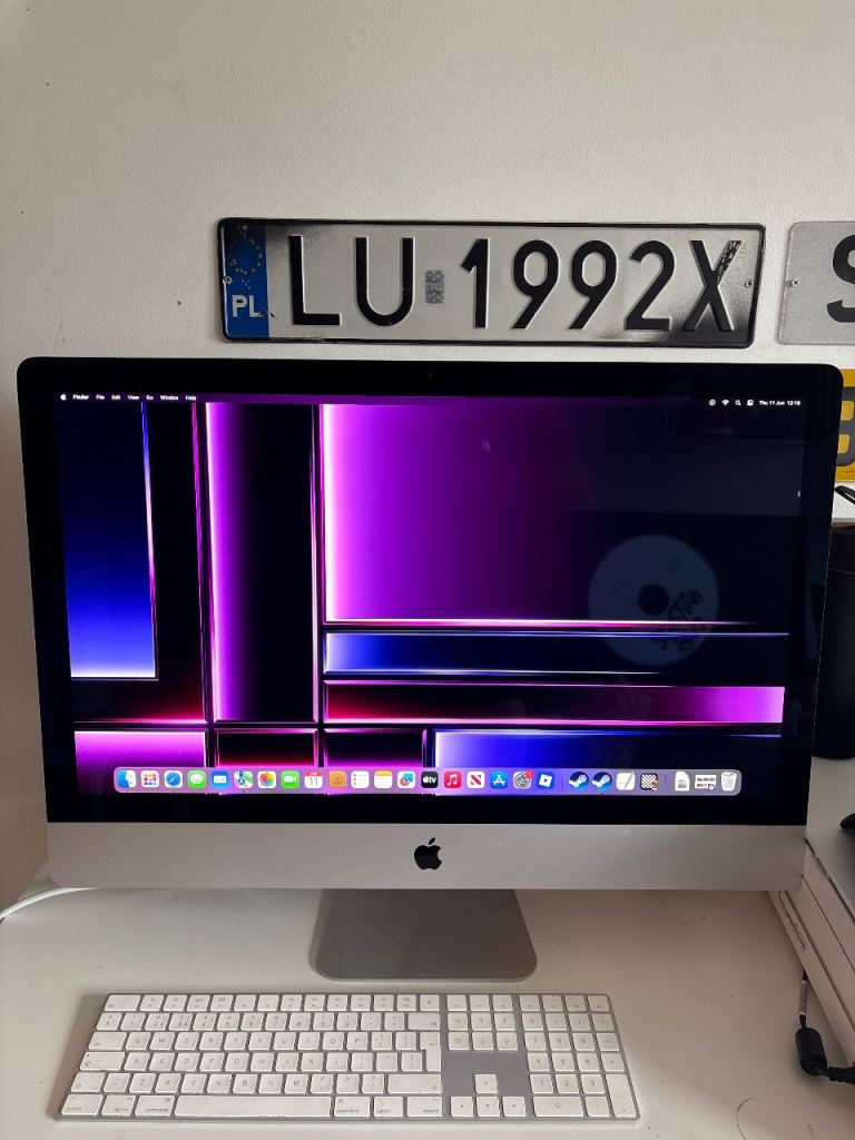 Apple iMac Desktop Computer with Keyboard– Good Condition